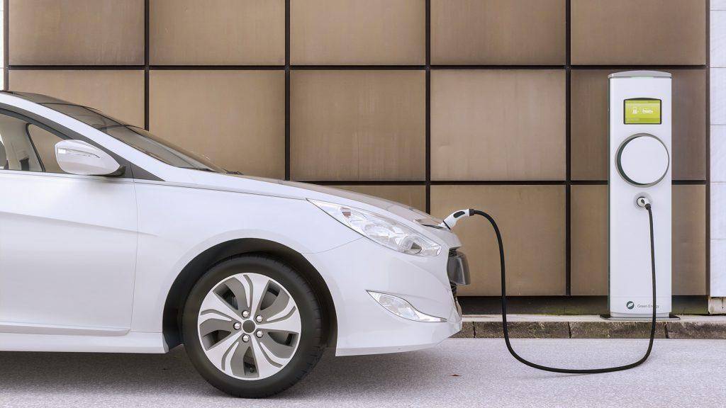 Ladevorgang eines Elektroauto. Leichtes Fressen für den Marder.